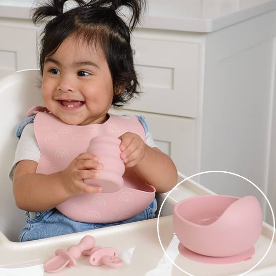 Assiette bebe rose sur chaise haute