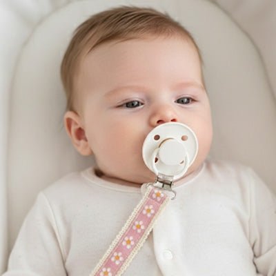 attache tetine frose fleur blanche bebe dorme