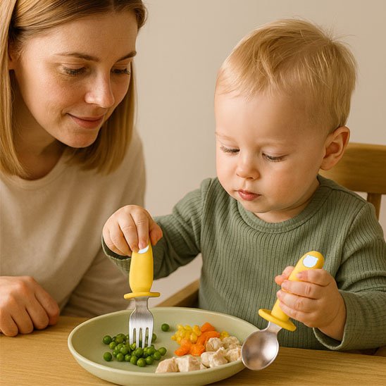 Bébé mange avec couvert pour bébé jaune