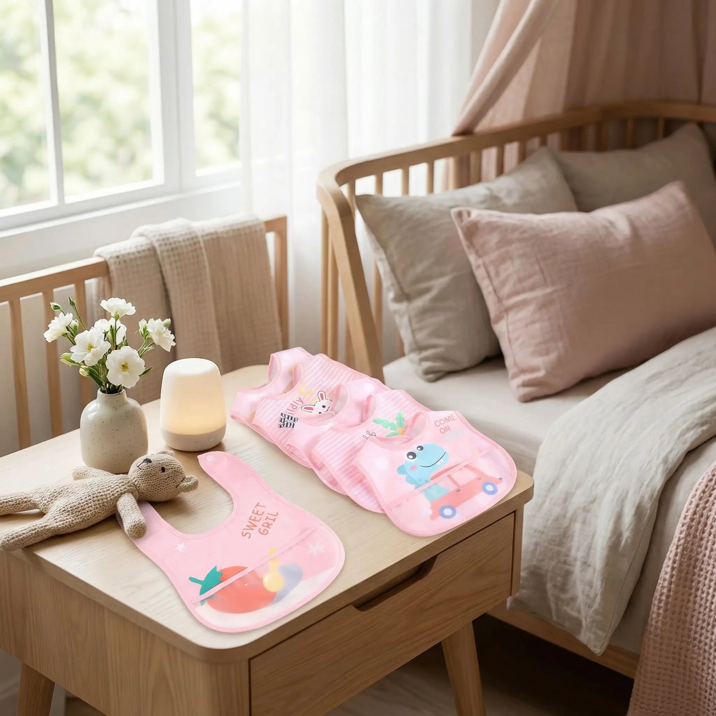 lot de bavoir bébé rose sur table