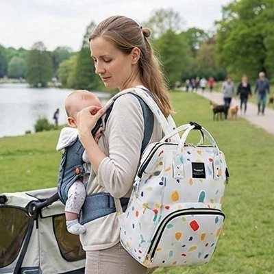maman porte un sac a langer bebe