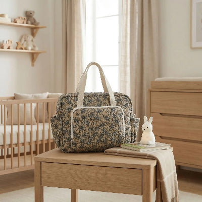 sac à langer bébé sur une table