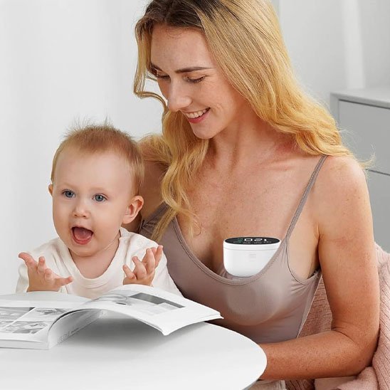 Tire lait main libre sur maman