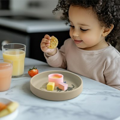 Assiette bébé  avec collation sur table