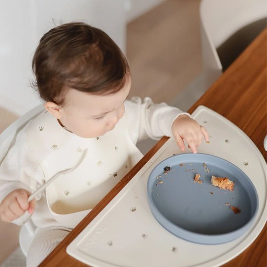 Assiette bébé  bleu sur napperon en silicone