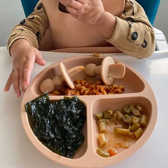 Assiette bébé remplie de nourriture 