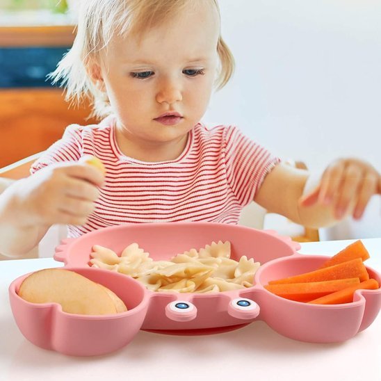 Assiette bébé rose remplie  de nourritures