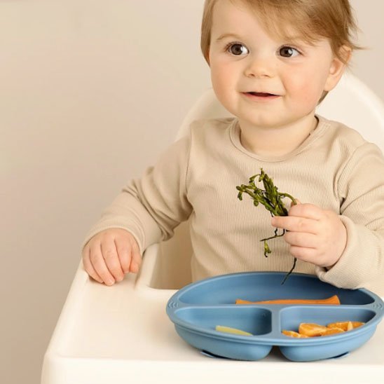 Assiette bébé sur la chaise haute bleu