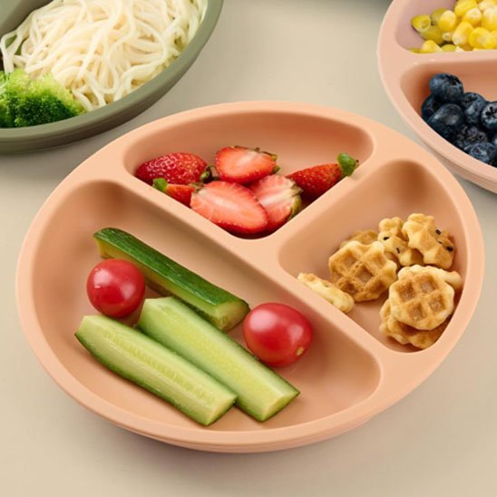 Assiette bebe sur table avec nouriture