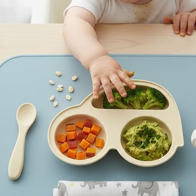 Assiette bébé ventouse sur napperon en silicone