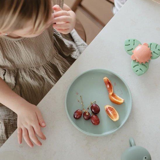 Assiette bébé  vertte sur table