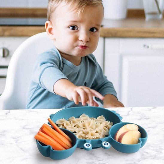 Assiette bebe bleu avec macaroni