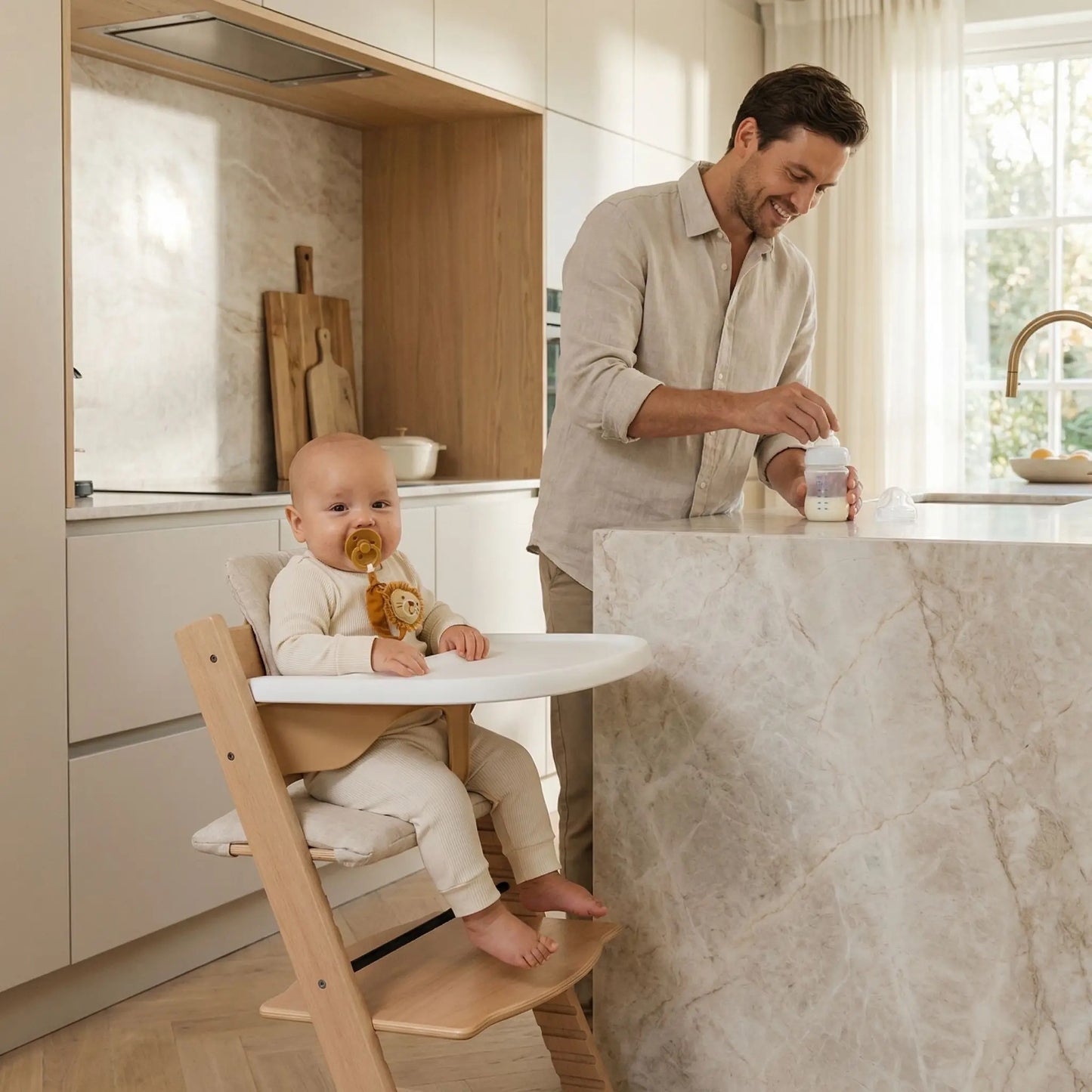 attache tetine lion attaché aux chandail du bébé