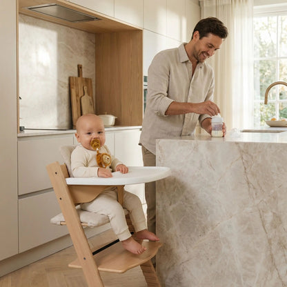 attache tetine lion attaché aux chandail du bébé