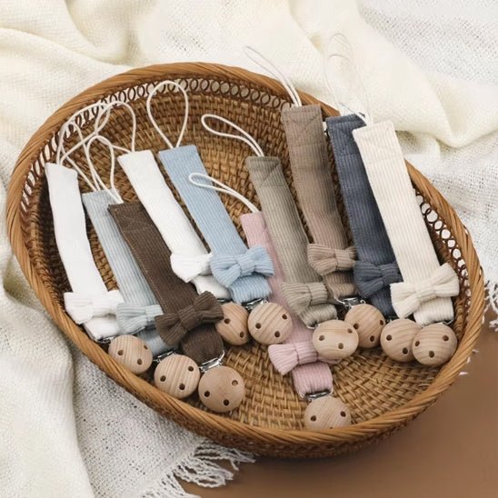 attache tetine plusieur couleur sur panier