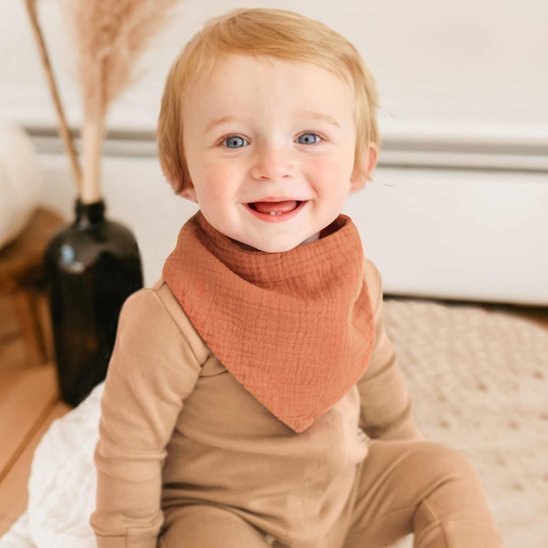 Bavoir bandana avec bébé souriant 
