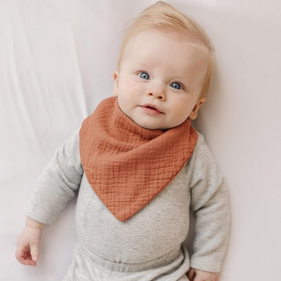 Bavoir bandana avec-bébé-sur-lit