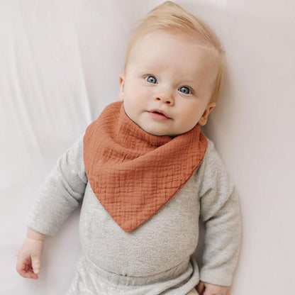 Bavoir bandana avec-bébé-sur-lit
