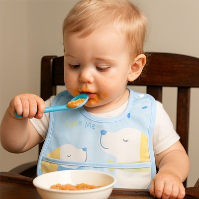 Bavoir bébé bleu avec motifs