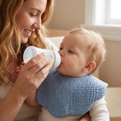 Bavoir bébé couleur bleu est un équipement de repas pour bébé 