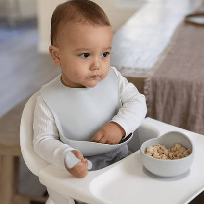 Bavoir bébé mange céréale 