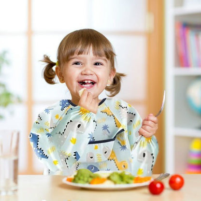 Bavoir manche longue avec une fille qui mange