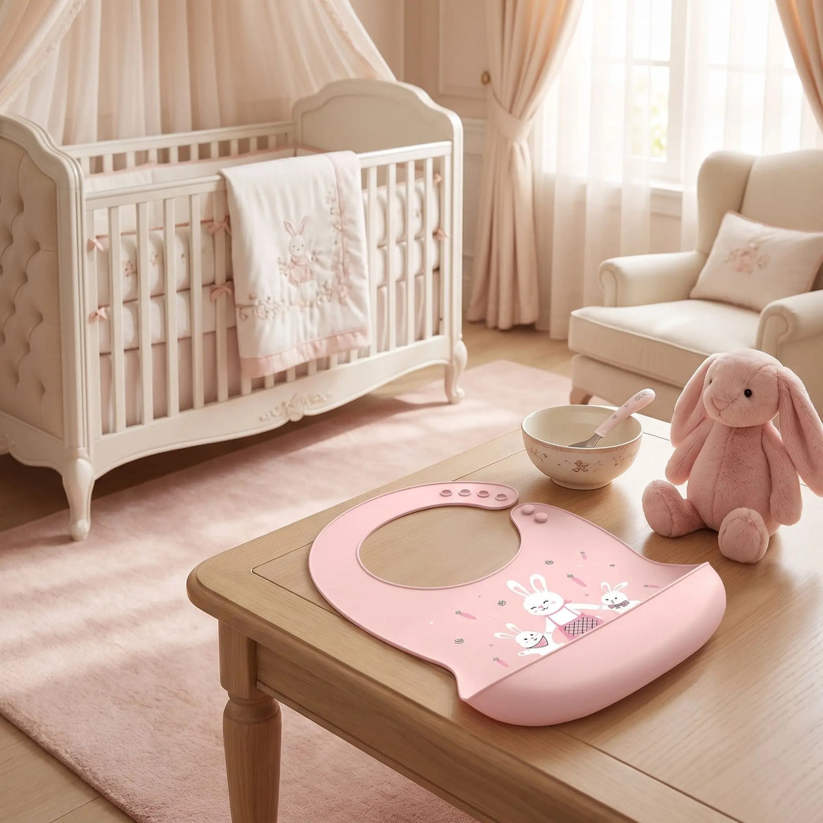 bavoir récupérateur avec motif lapin rose sur table