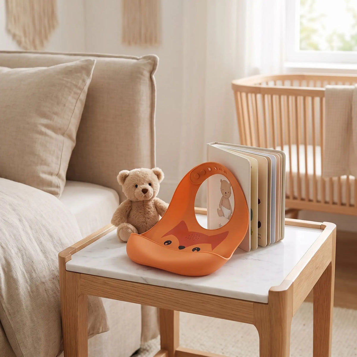 bavoir recuperateur bebe avec motif renard orange sur la table