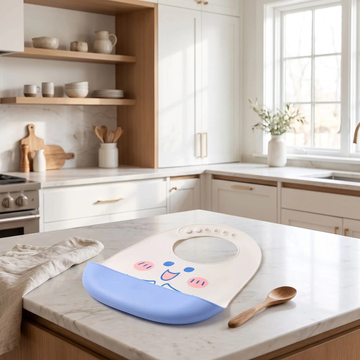bavoir récupérateur bébé avec motif sourire sur une table dans la cuisine