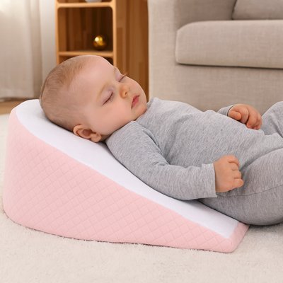 Bébé  allongé sur un  Plan incliné pour bébé