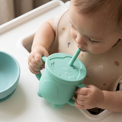 Bébé boit  avec Gobelet apprentissage bébé 
