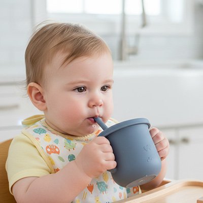 bébé boit avec Gobelet bébé