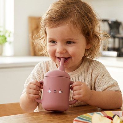 bébé boit avec un Gobelet pour bebe rose