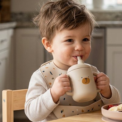 bébé boit avec un Gobelet pour bébé beige
