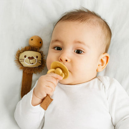 bebe calme prend main tetine attache tetine