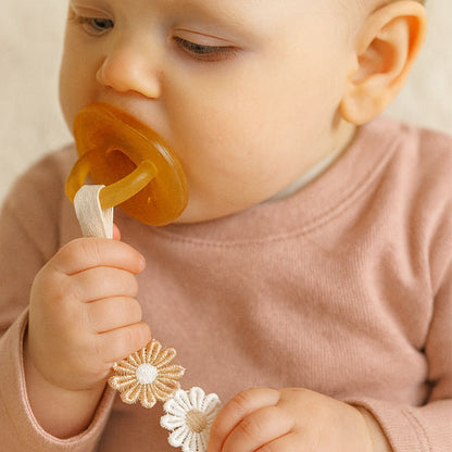 bebe calme tetine bouche attache tetine-main