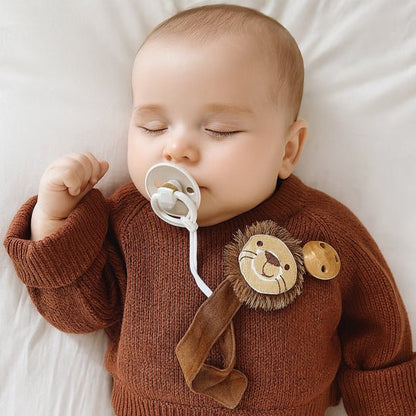 bebe dorme avec attache tetine