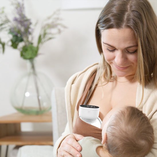 Bébé  et Tire lait main libre avec maman