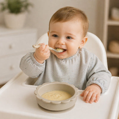 Bébé mange avec assiette bébé beige