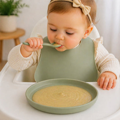 Bébé  mange avec assiette bébé vert sauge
