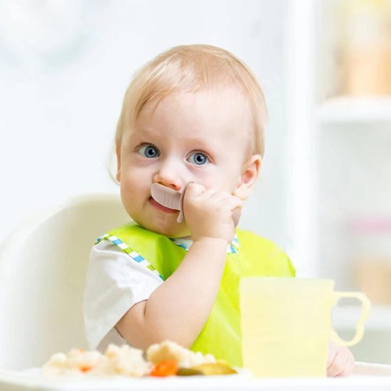 Bébé mange avec couvert bébé beige