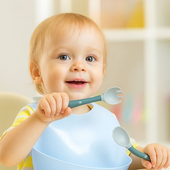 Bébé mange avec couvert pour bébé bleu