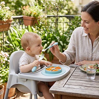 Bébé mange avec couvert pour bébé ​couleur bleu