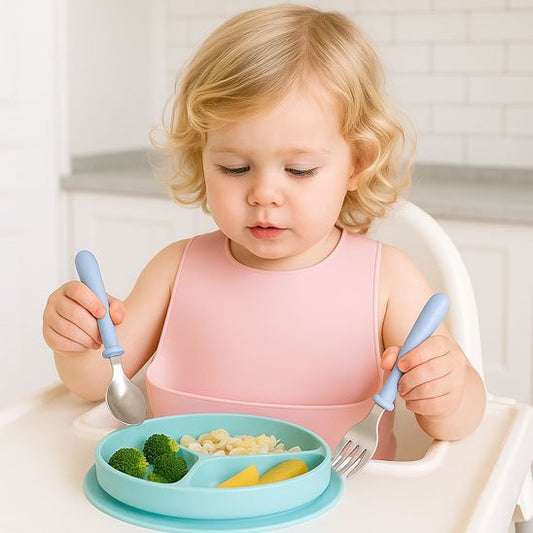 Bébé mange avec couverts bébé​ bleu