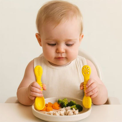 Bébé mange avec couverts bébé jaune