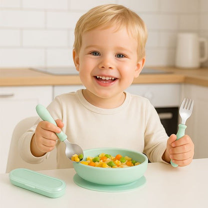 Bébé mange avec couverts  bébé​ vert