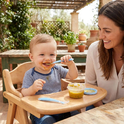 bébé mange avec cuillère bébé silicone