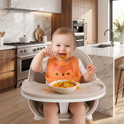 Bébé porte un bavoir recuperateur bebe avec motif renard orange