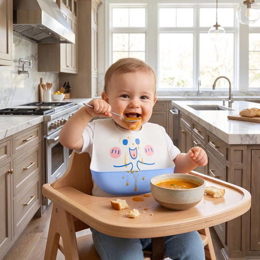 Bébé porte un bavoir récupérateur bébé avec motif sourire