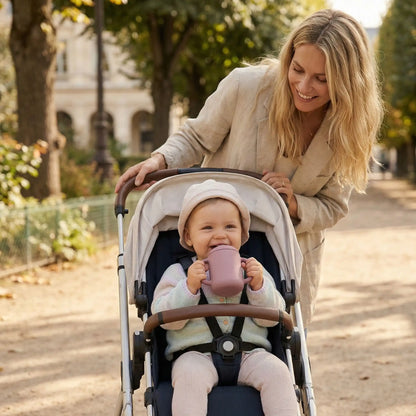 bébé prend un verre bébé